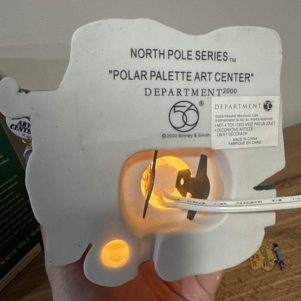 Dept 56 North Pole - Crayola Polar Palette Art Center - #56.56726 - Complete MIB - Picture 6 of 9